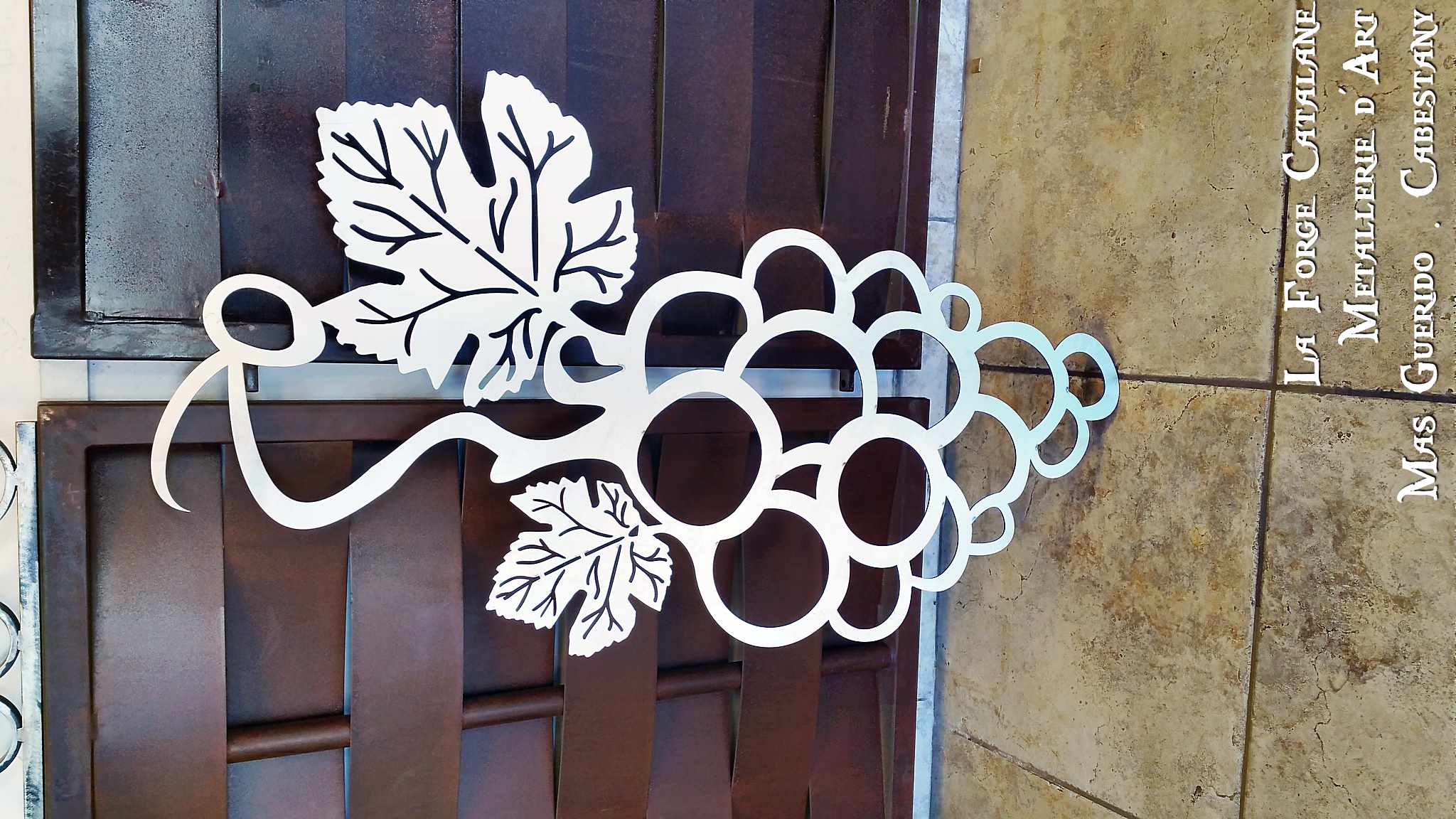 decoupe laser grappe raisin feuille vigne forge catalane.jpg